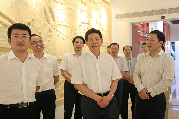 2017年9月，中國(guó)建筑材料聯(lián)合會(huì)會(huì)長(zhǎng)喬龍德（中）來(lái)集團(tuán)調(diào)研，充分肯定集團(tuán)在創(chuàng)新驅(qū)動(dòng)、綠色發(fā)展、“一帶一路”等方面取得的成績(jī)