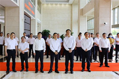 2023年5月，浙江省副省長(zhǎng)盧山（前排右二）來(lái)紅獅集團(tuán)調(diào)研境外投資、總部經(jīng)濟(jì)工作