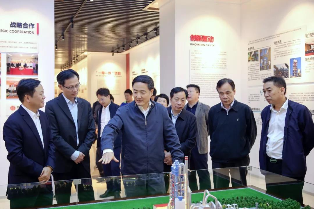 浙江省人大常委會(huì)副主任趙光君（左三）看望省人大代表、紅獅集團(tuán)董事長(zhǎng)章小華